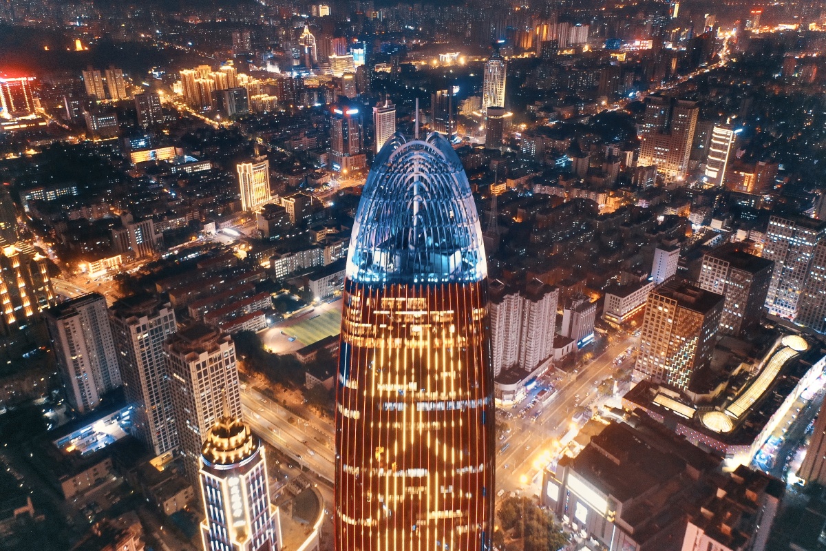 济南出差时用无人机航拍济南绿地中心的夜景