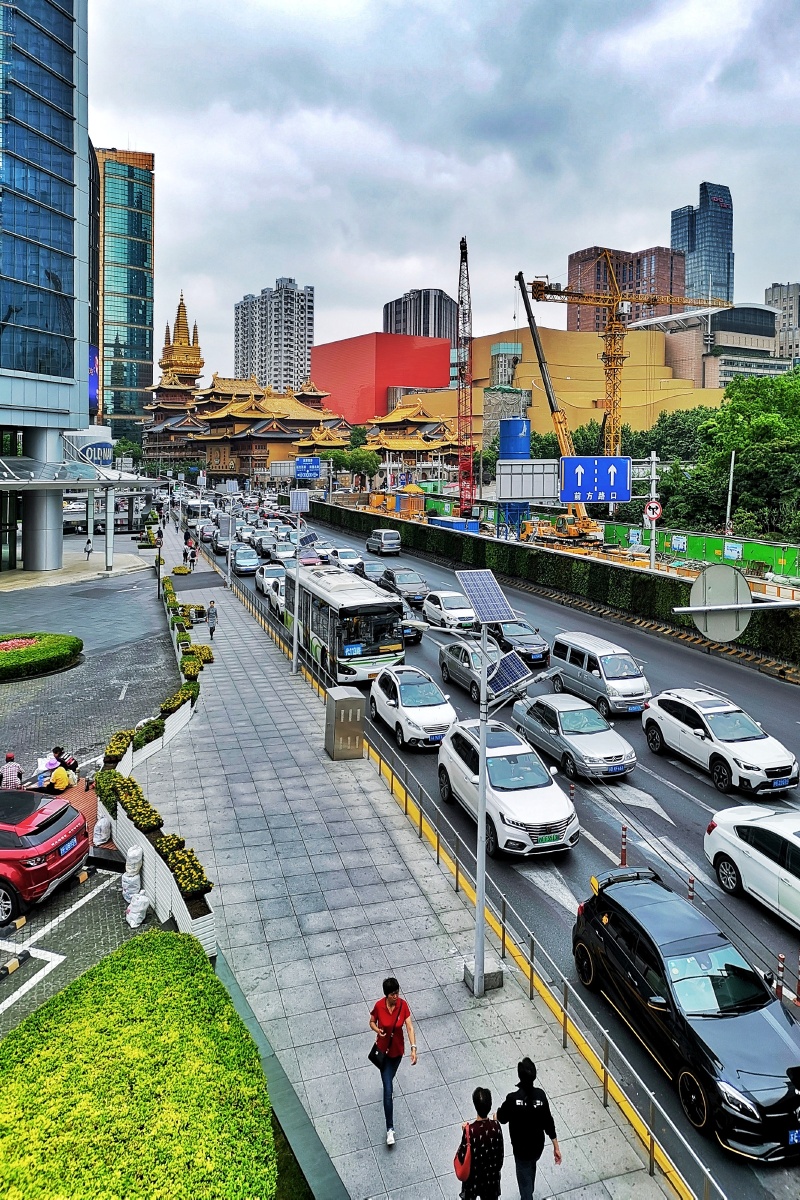 高楼林立车水马龙中的一片佛国净土