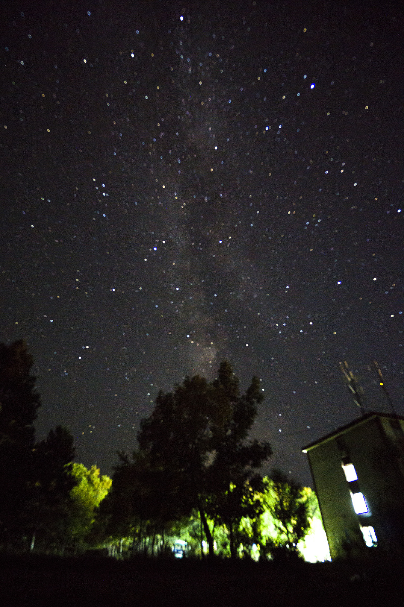 夜晚天空晴朗,银河清晰可见.