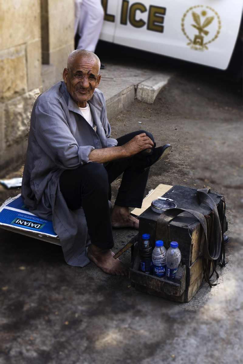 开罗街头擦鞋老人