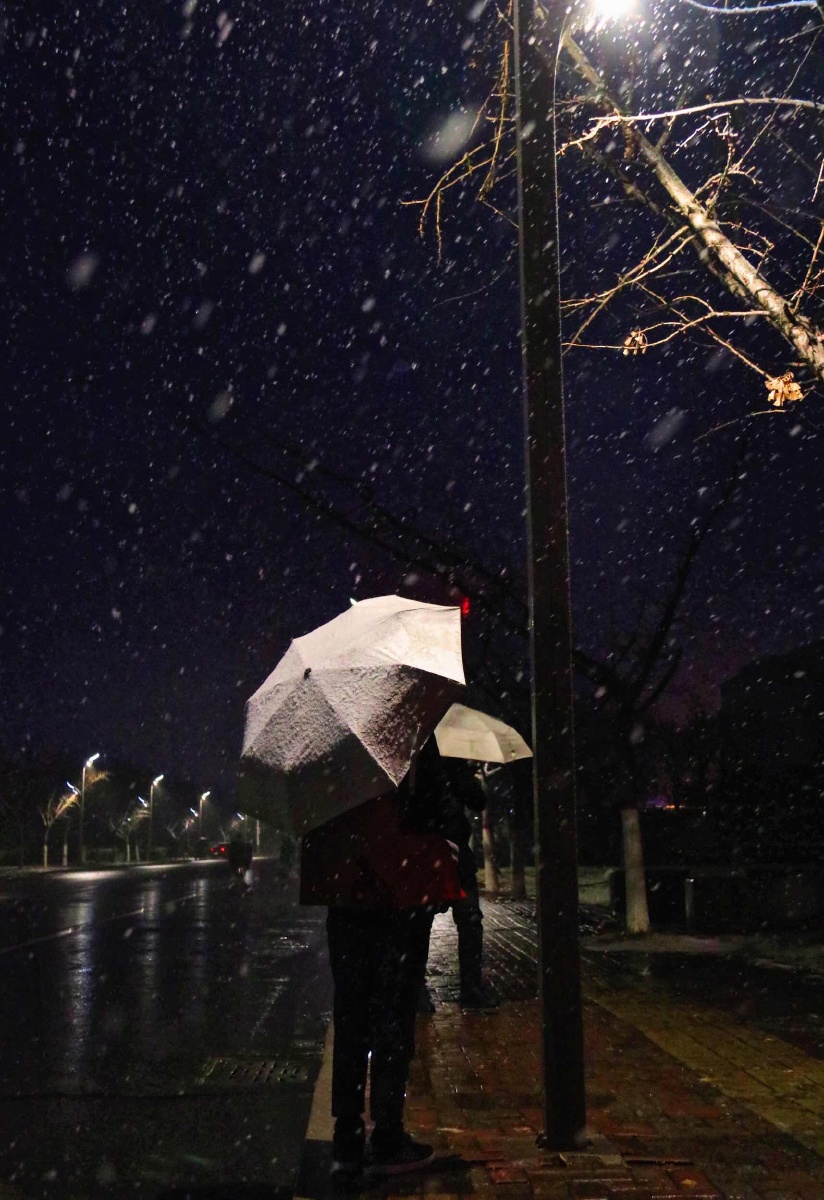 初雪,你身旁的人是谁 - 大晚上 - 图虫