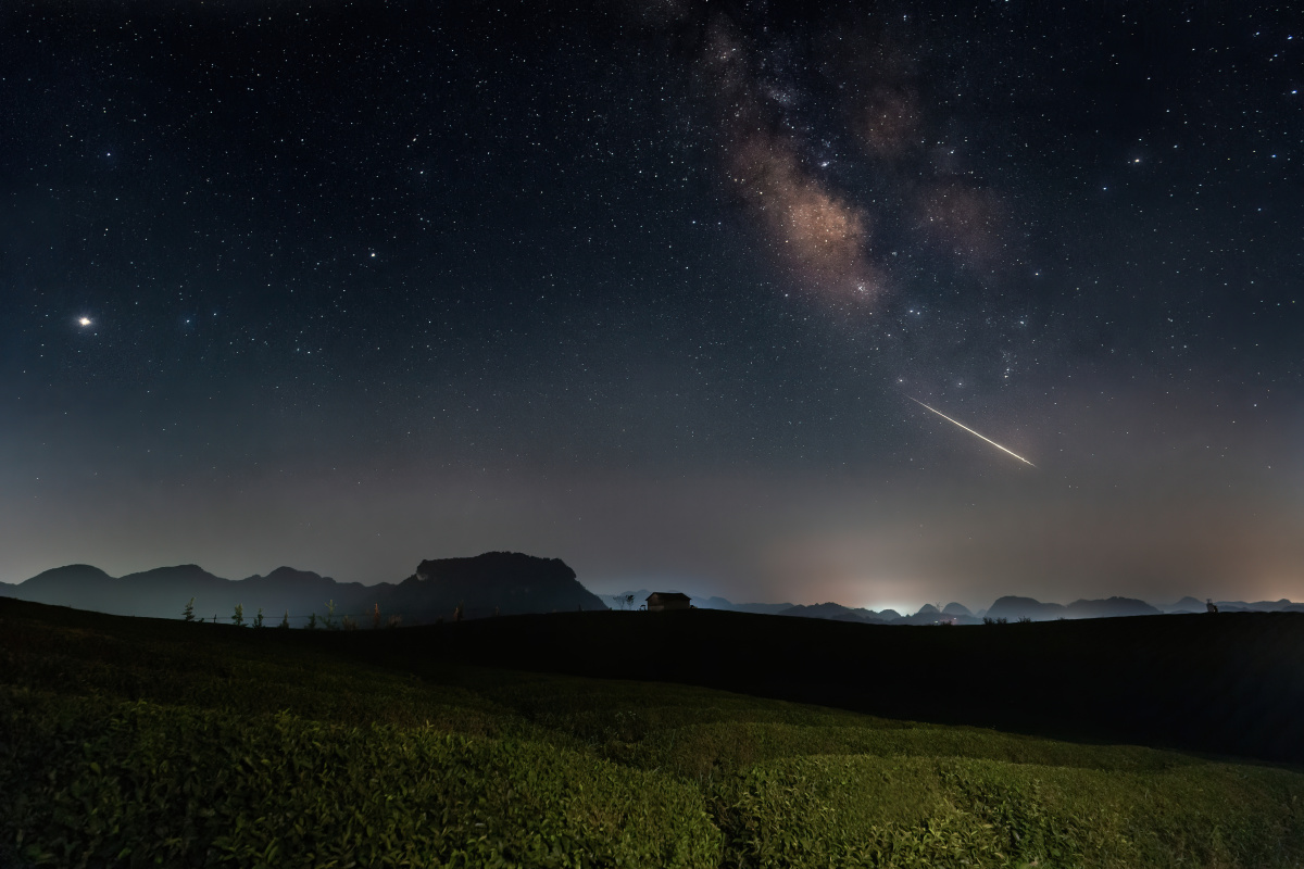 4日安顺市十二茅坡茶园的夜晚 在拍摄星空时碰巧拍下了一颗明亮的流星