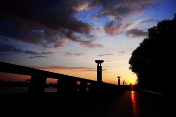 河边夕阳