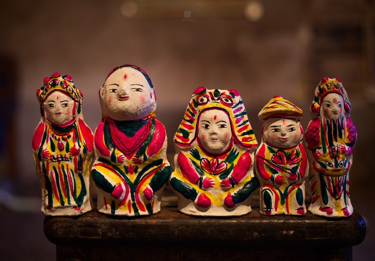 泥偶人生昏暗的灯光下泥偶仿佛在说话