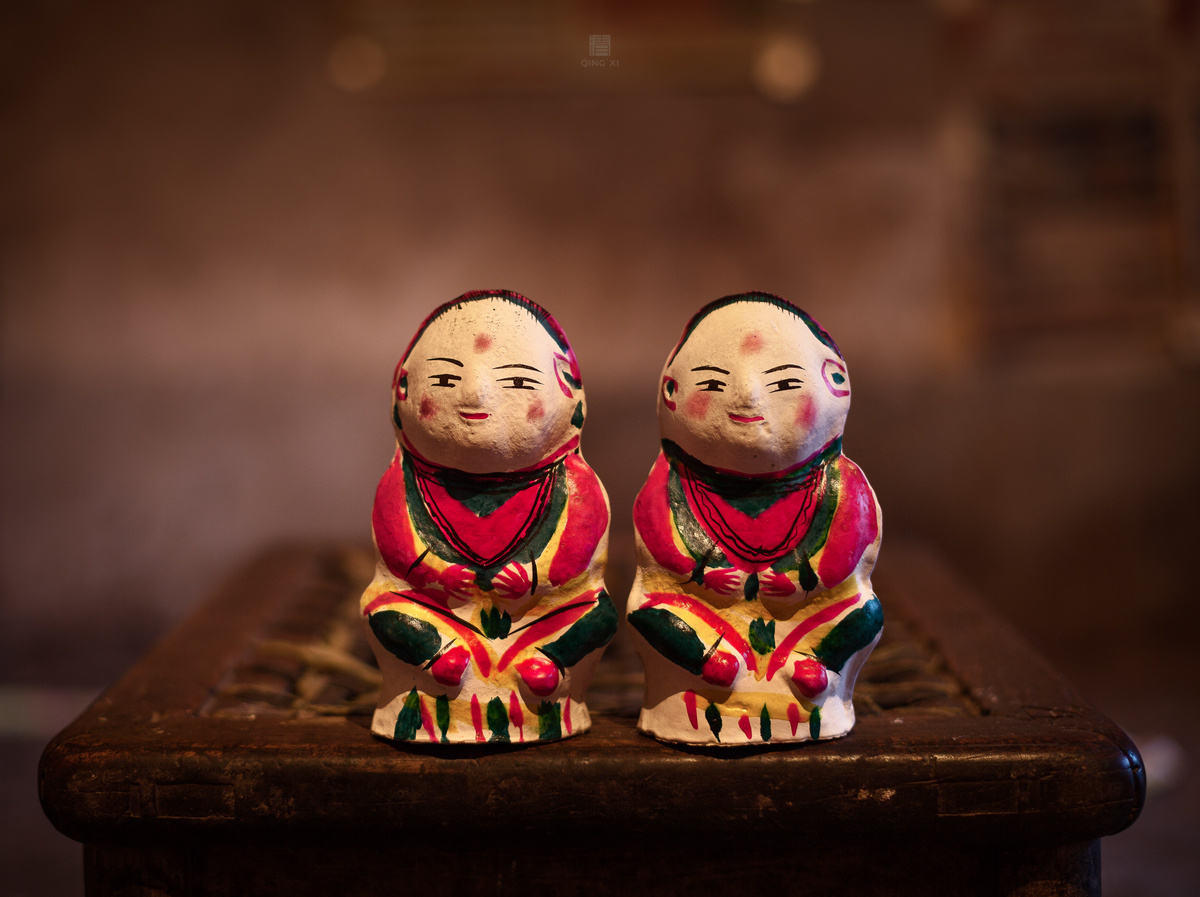 泥偶人生昏暗的灯光下泥偶仿佛在说话