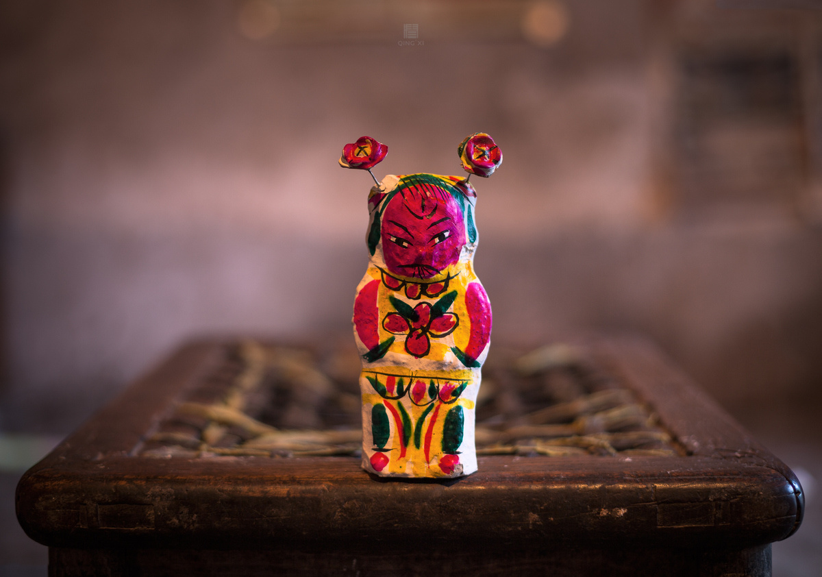 泥偶人生昏暗的灯光下泥偶仿佛在说话