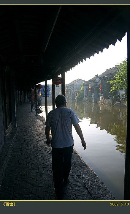CRW_2434-<br />
父亲的背影，早上和父亲一起在小镇上散步。父母亲都是北方人，母亲对古镇无甚兴趣，直言被人骗来住客栈；父亲倒是兴致蛮高。