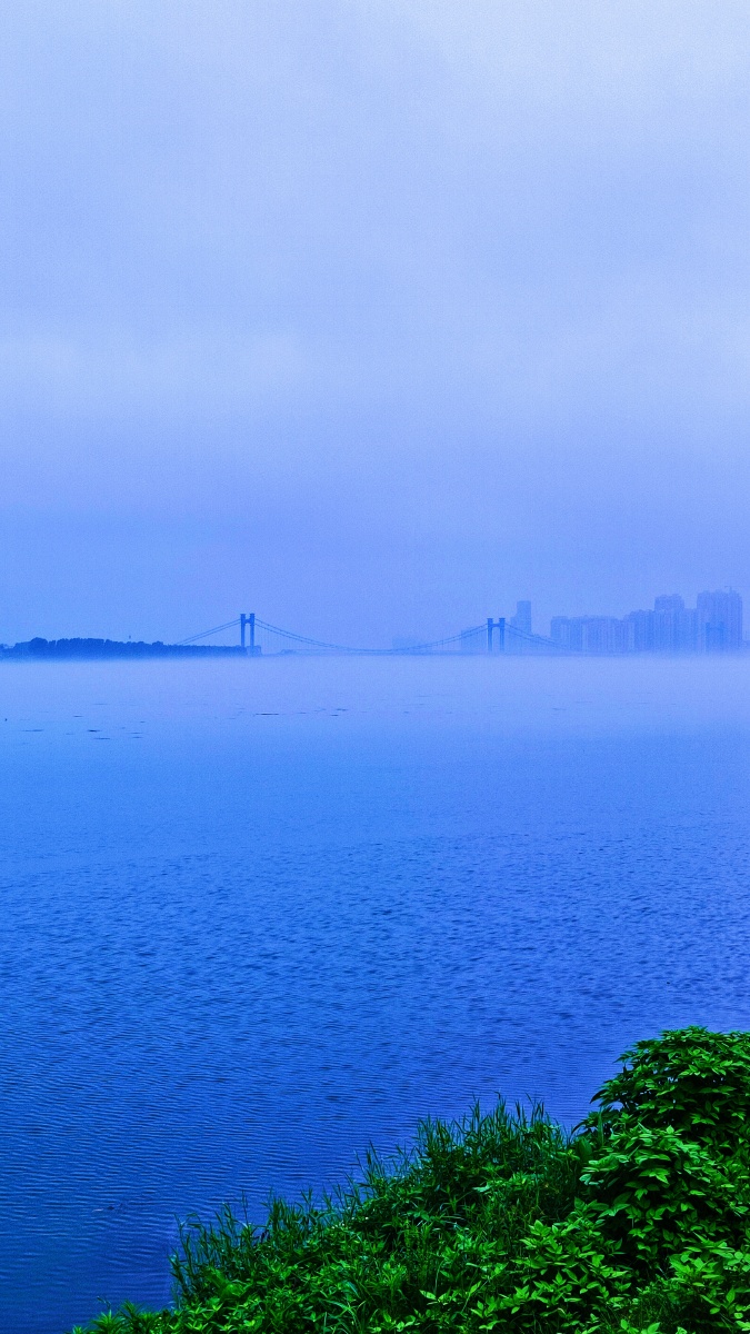 白露横江水光接天