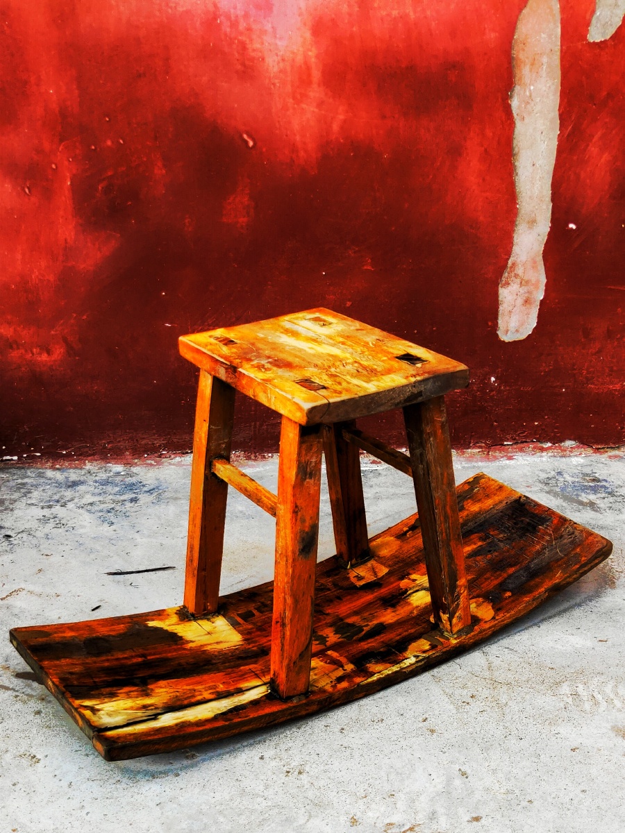 斑驳的红墙斑驳的木马凳你想到了什么是儿时青梅竹马之交还是稻田里