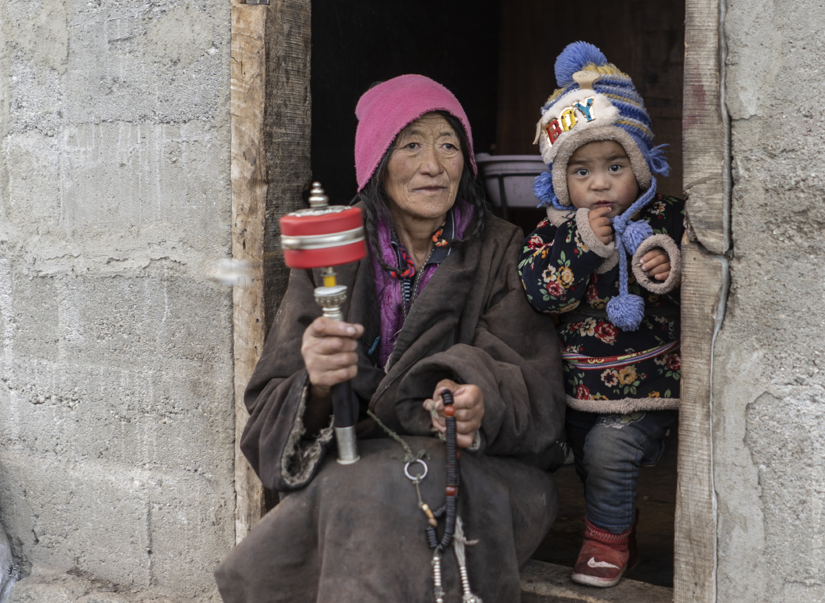雪域高原的藏族老人和儿童