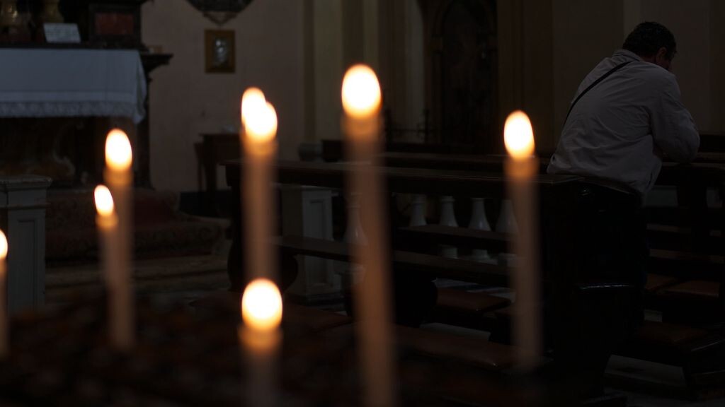 教堂内虔诚祈祷的男人,Montepulciano