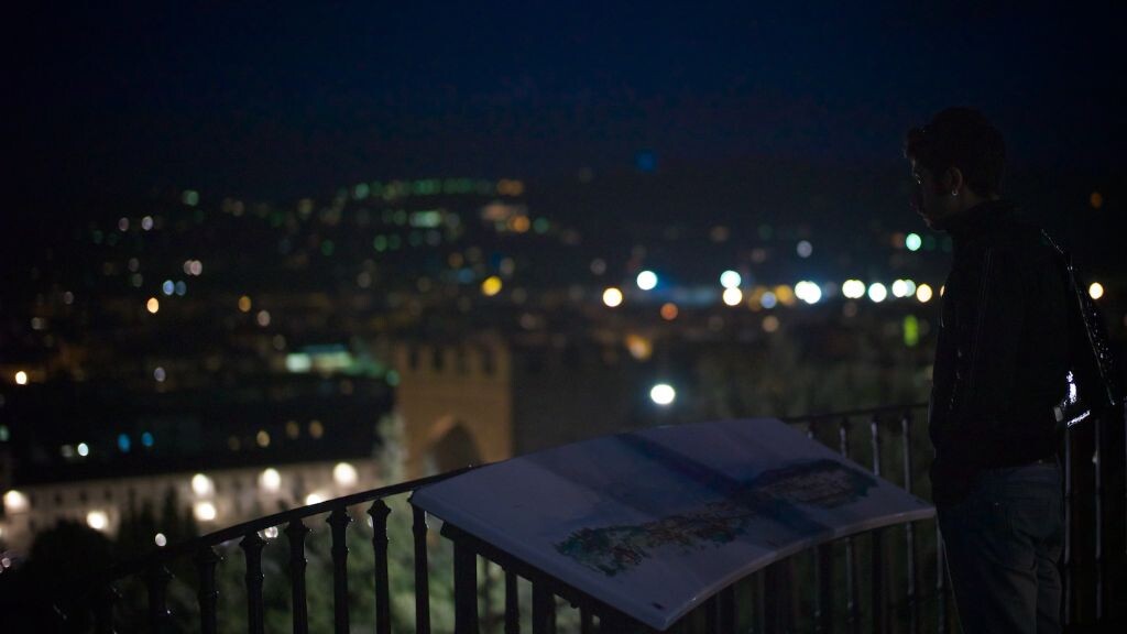 初到的游客,在山岗上看着佛罗伦萨的全城夜景及城市地图