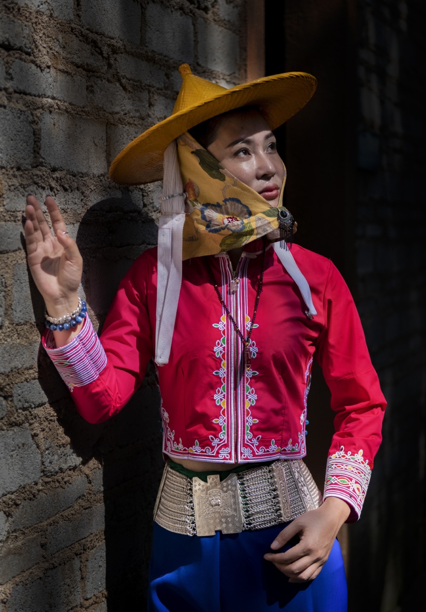 惠安女以其服饰独具一格而著称惠女传统服饰有封建头民主肚节约衣浪费