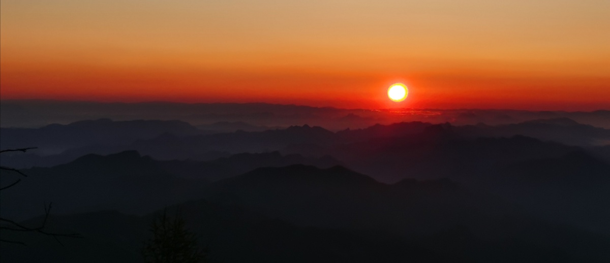 雾灵山日出三点半就从床上爬起来去山顶看日出天气还不错能见度很好这