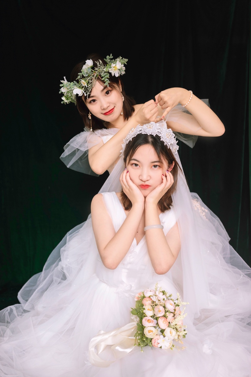 一定要和自己的闺蜜拍一组婚纱呀!