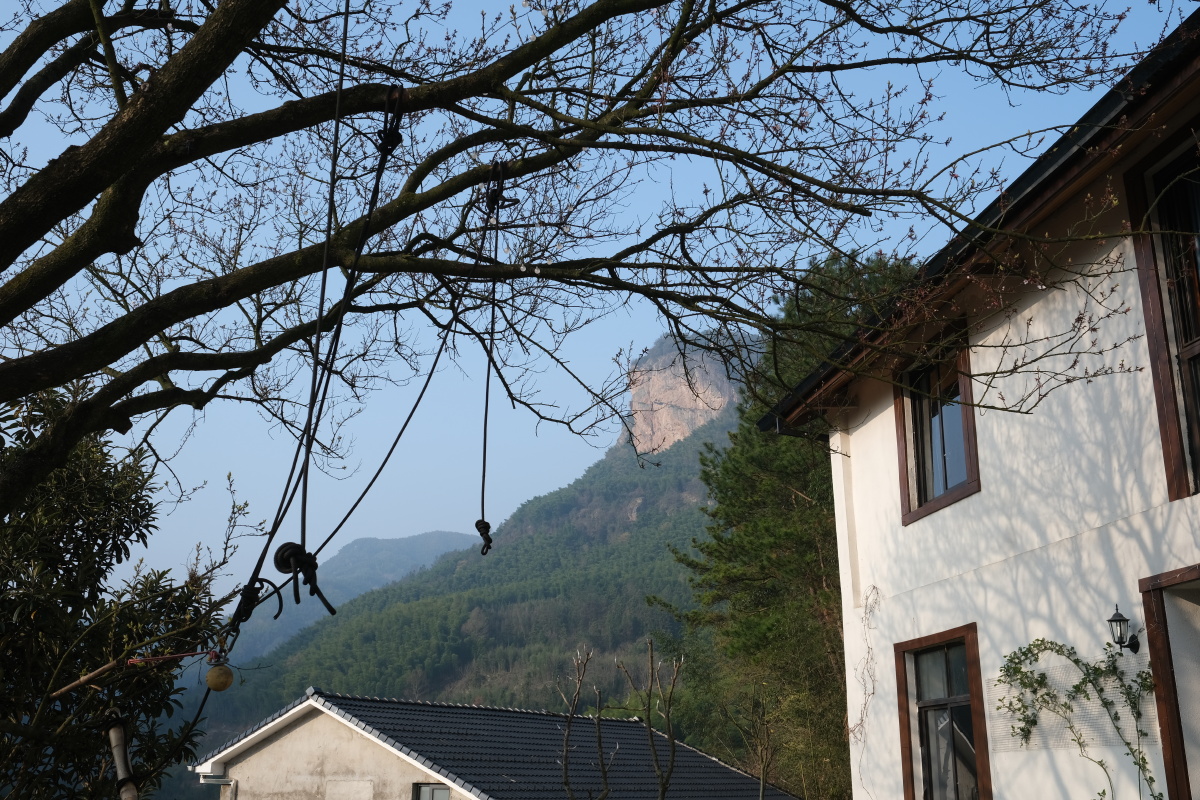 坐落于浙江临安龙上村的攀岩小镇图中远处的岩壁就是狮头岩