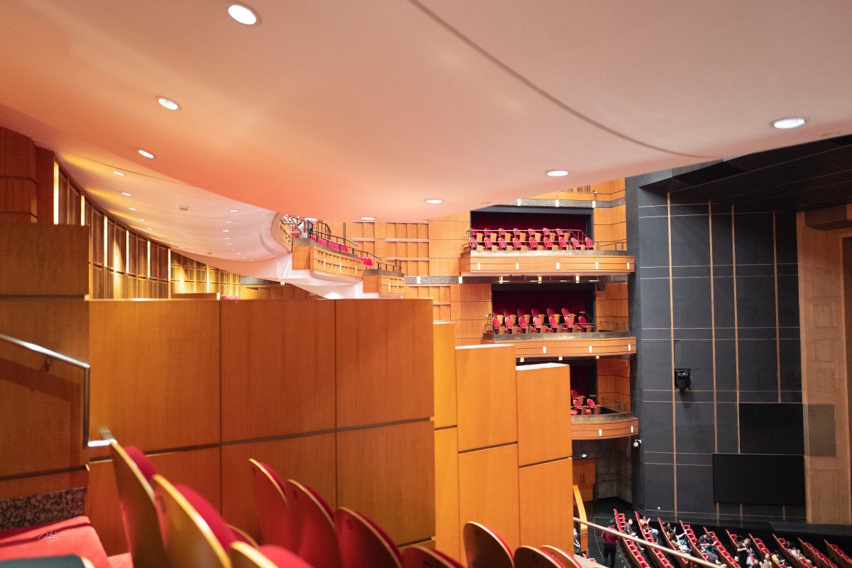 上海大剧院,趁着看《放牛班的春天》拍了一张大剧院观众席,这色彩真