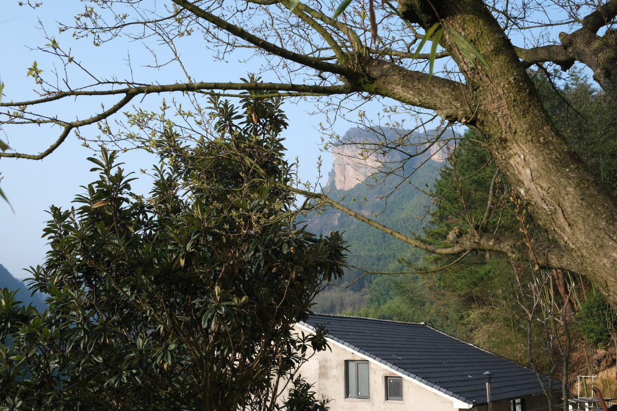 坐落于浙江临安龙上村的攀岩小镇图中远处的岩壁就是狮头岩