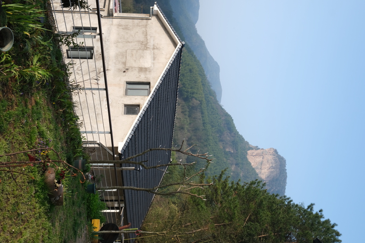 坐落于浙江临安龙上村的攀岩小镇图中远处的岩壁就是狮头岩