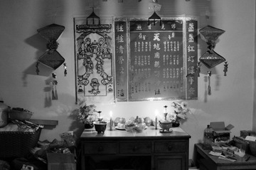 李大爹家的香案 2011