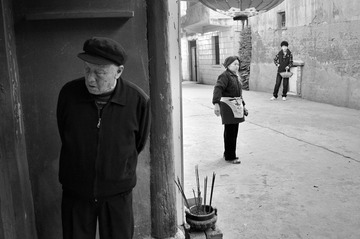 在小寺上香的人 2011