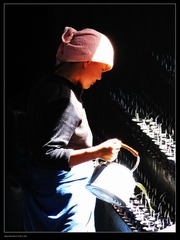 倒酥油的妇女