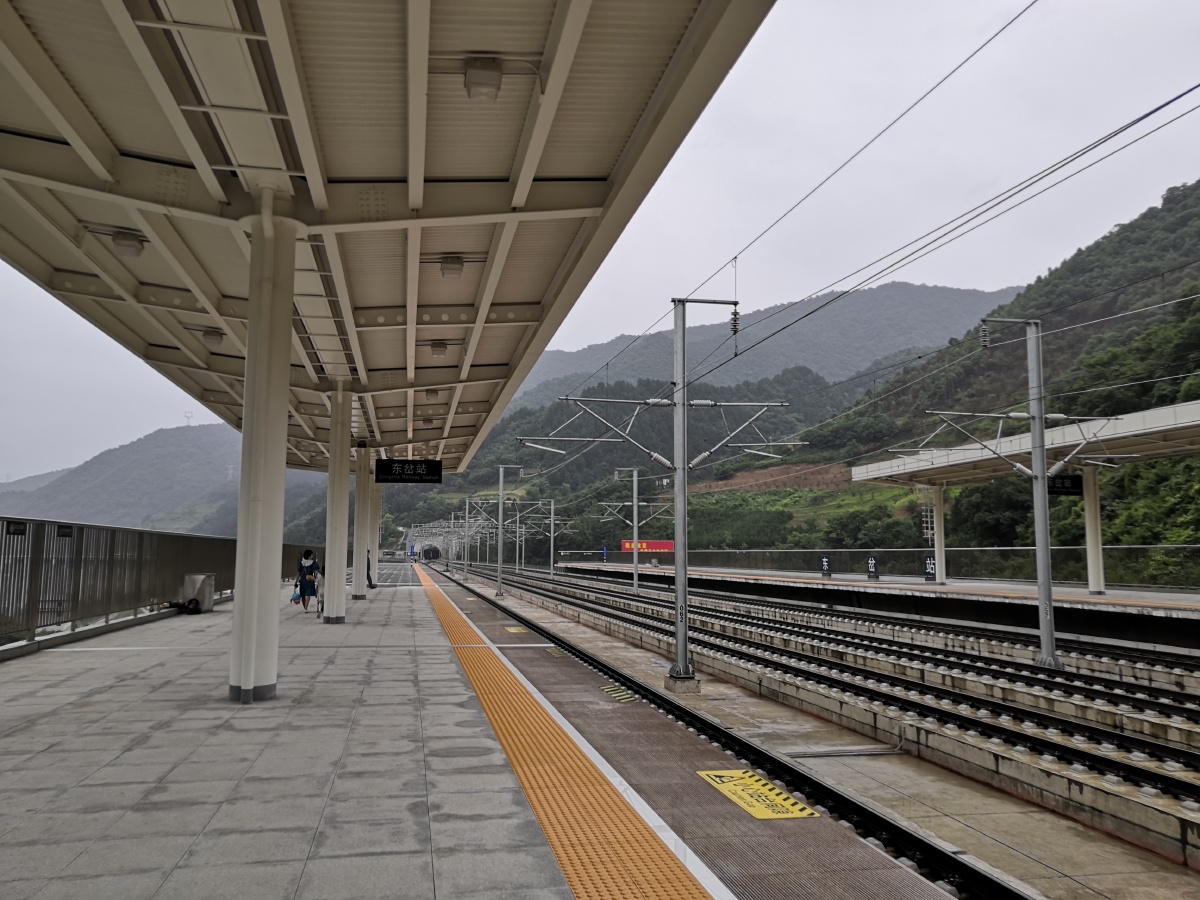 东岔站一个出了站台就直接是隧道的站