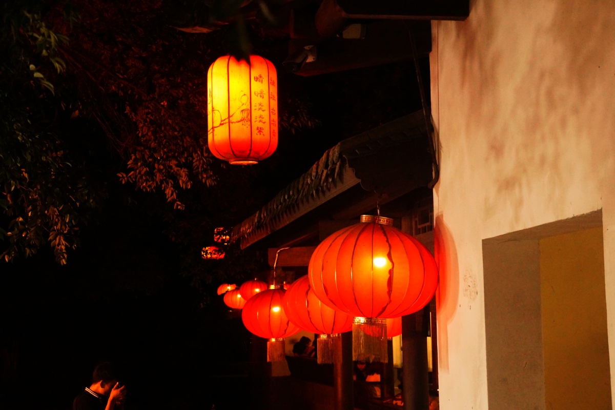 秋风入锦都夜点万家灯长街路茫茫人海寻知心