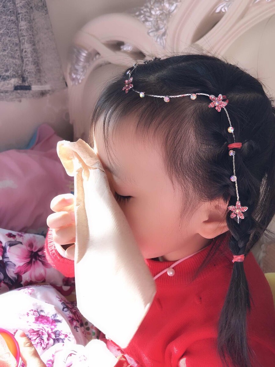 小女孩扎的头发