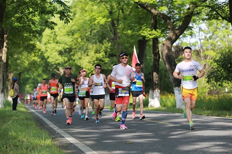 2021海宁国际追潮马拉松5月9日安澜广场鸣笛起跑,来自中,美,日等12个