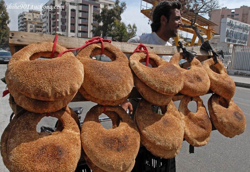卖大饼（黎巴嫩）<br />
2007年4月拍摄于黎巴嫩贝鲁特街头