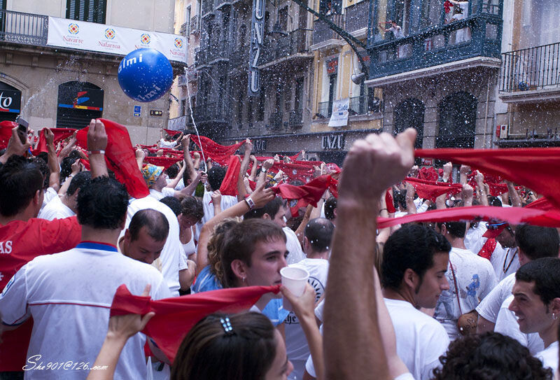 潘普洛纳奔牛节-2<br />
2006年7月拍摄于西班牙潘普洛纳&lt;br /&gt;<br />
市政厅的礼炮放响，表征这一年一度的奔牛节开始，人们欢呼雀跃，要在这小镇上狂欢一周。&lt;br /&gt;<br />

