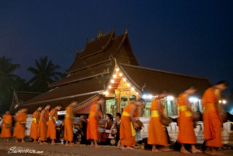 清晨的琅布拉邦-2<br />
2008年1月拍摄于老挝琅布拉邦