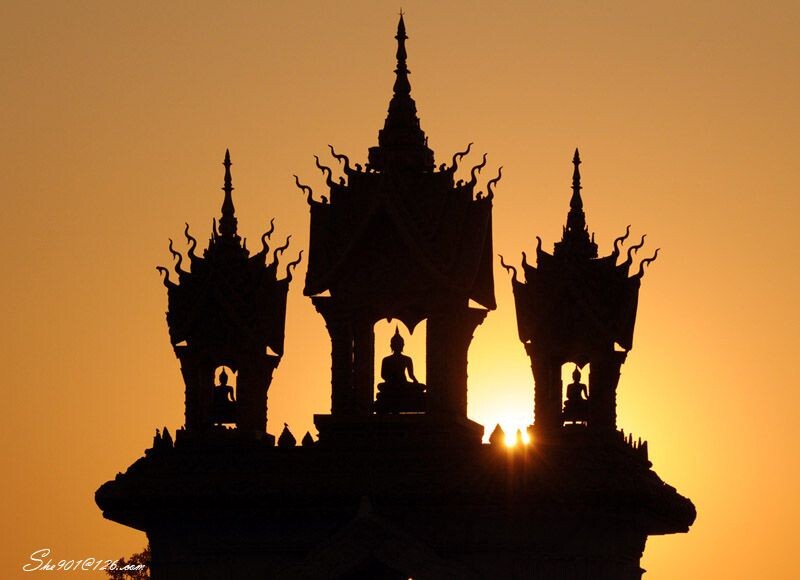 夕阳佛影<br />
2007年2月拍摄于老挝万象。