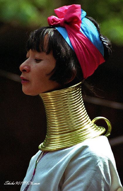 长颈女<br />
2003年拍摄于泰缅交界。<br />
富士彩色负片。