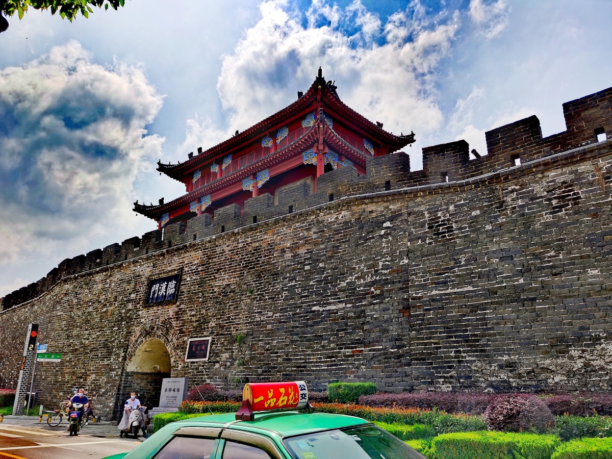 临汉门,是襄阳城六大城门之一,又称小北门.位于今天的湖北襄阳古城.