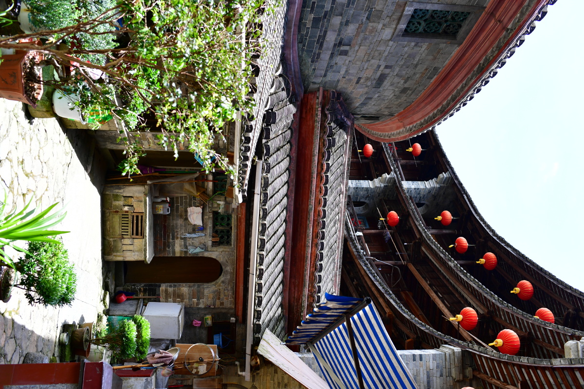 永定土楼又称筒子楼位于福建省龙岩市永定土楼千姿百态种类繁多分方楼