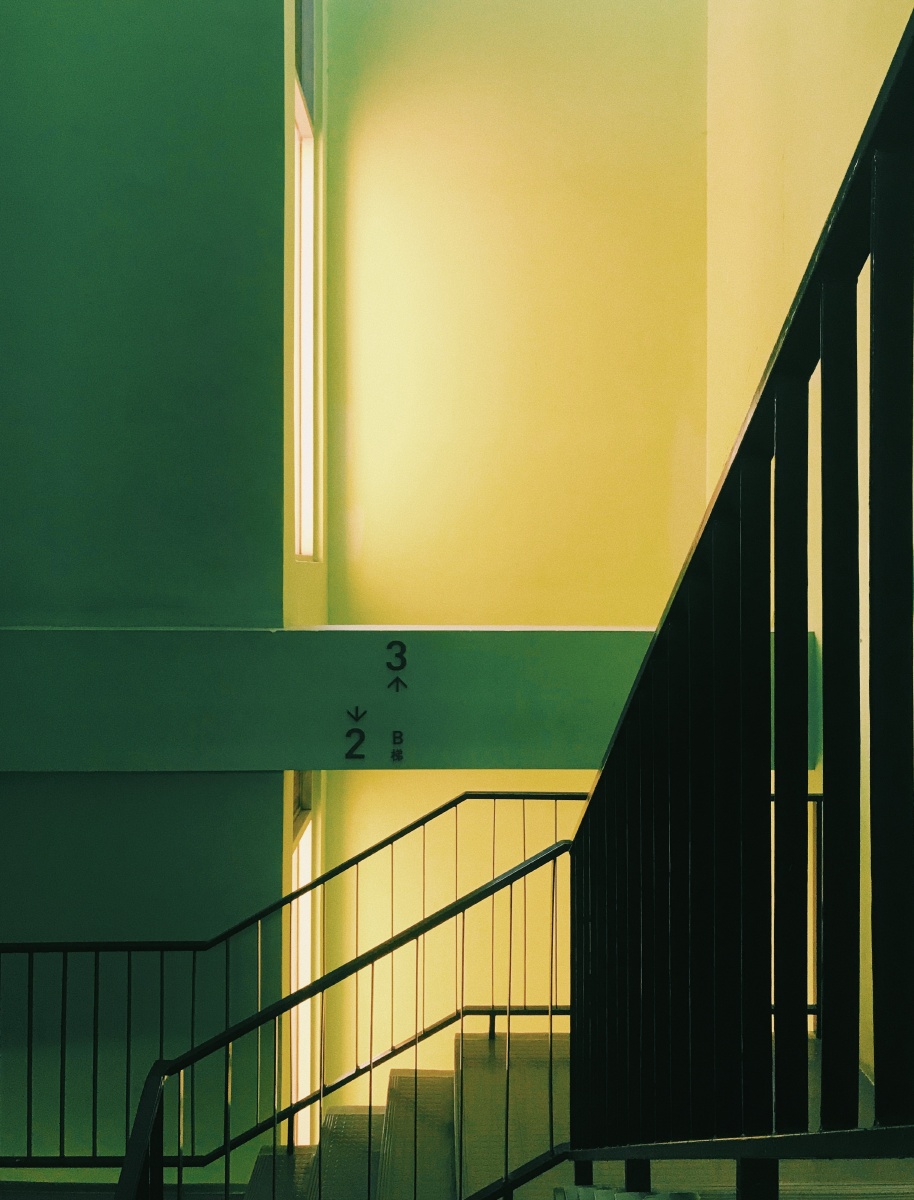 图书馆里光影下的绿墙楼梯随拍