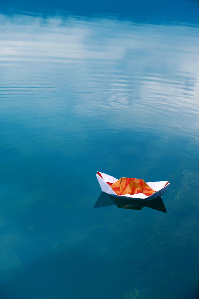 带着奶奶折的纸船去溪边飘荡微笑