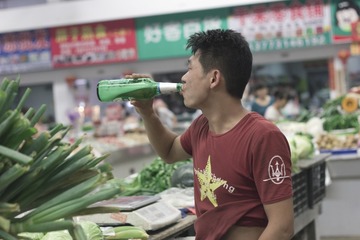 来喝一瓶