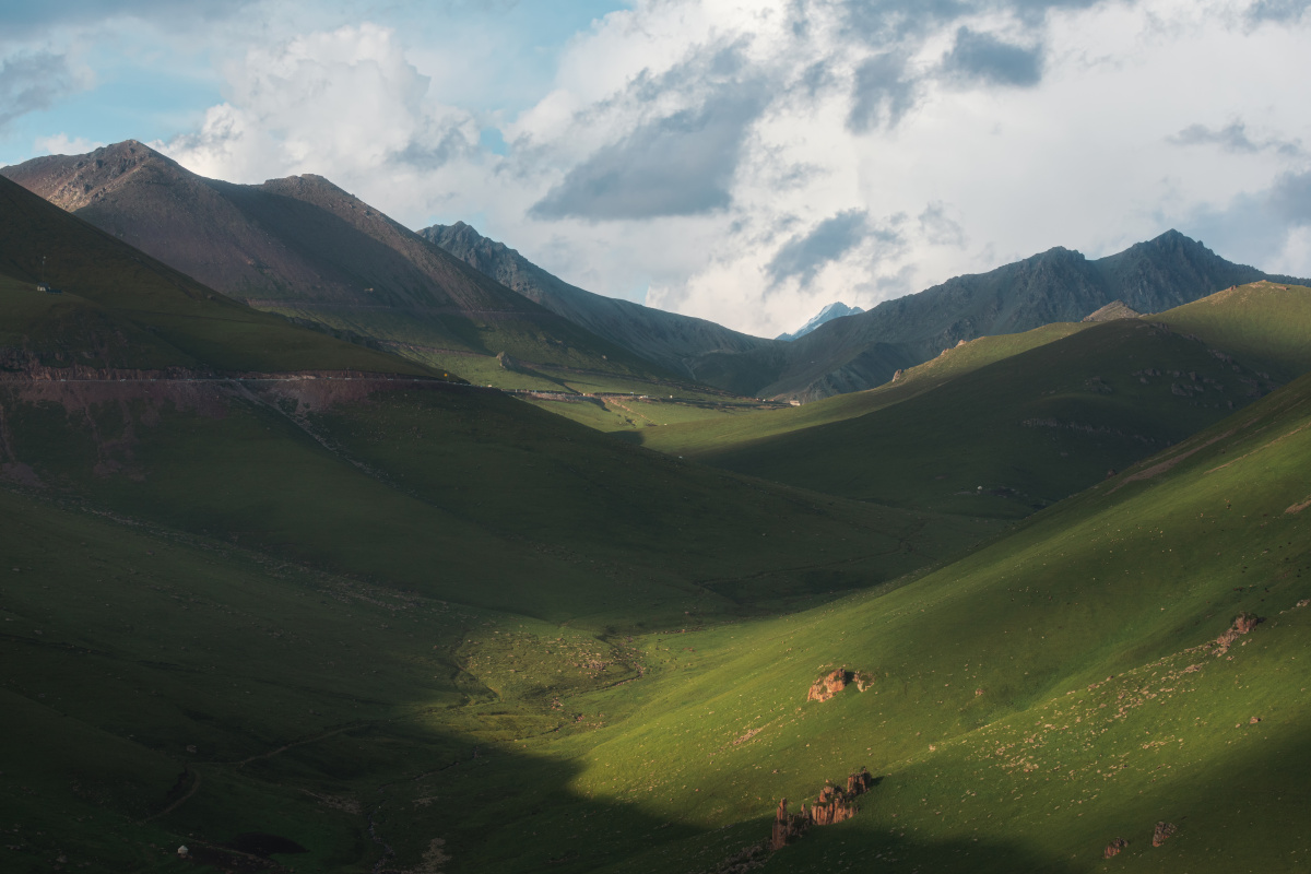 乔尔玛风光位于天山腹地独库公路和伊乔公路交汇处平均海拔3000米以上