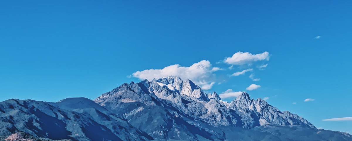玉龙雪山远景拍摄于酒店