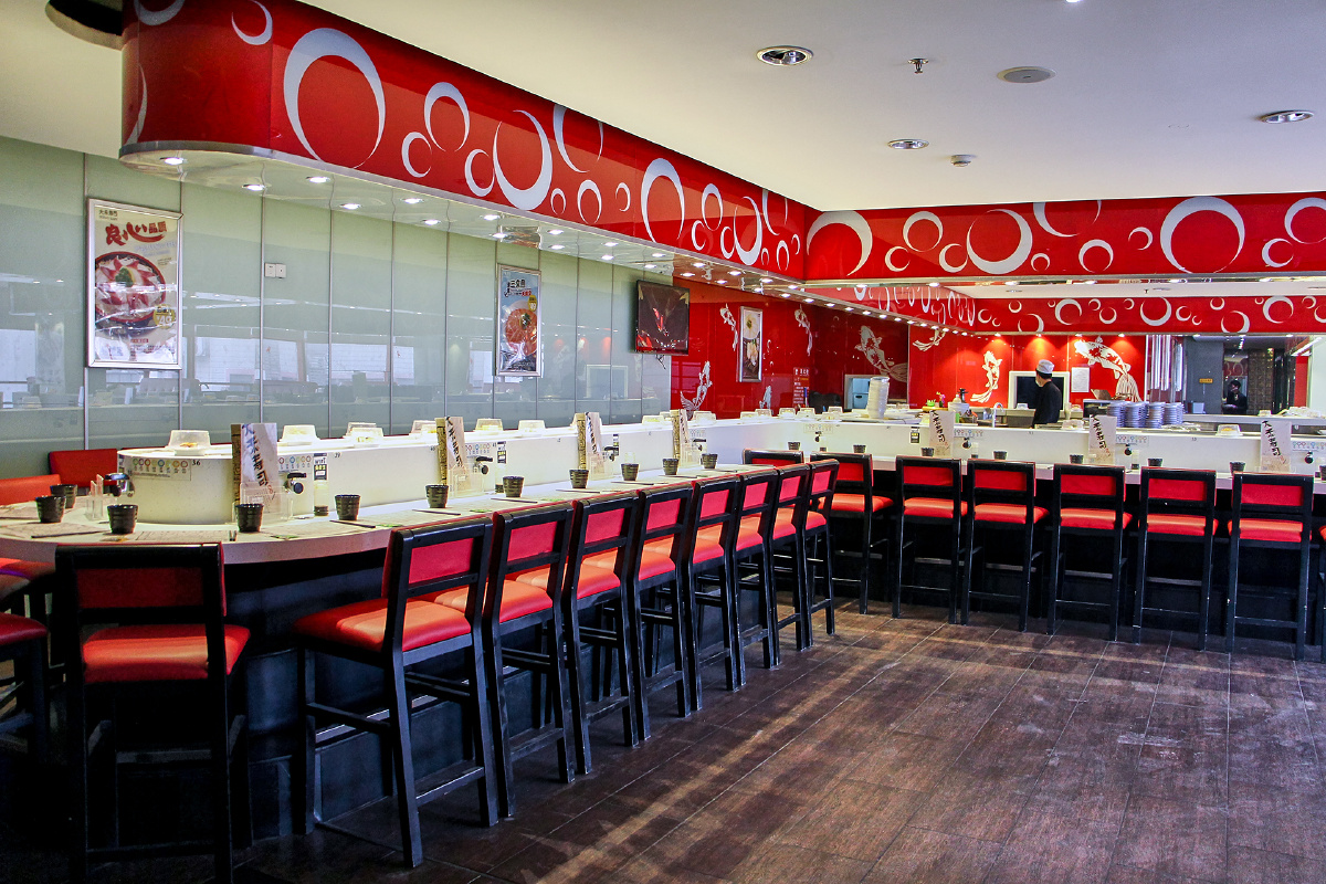 一家日式回转寿司店