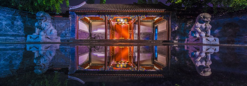 与其说是拍摄，不如说是前来参拜。恐怕工字厅的倒影是每个清华里的摄影爱好者都要怀着崇敬的心情拍一下的吧！