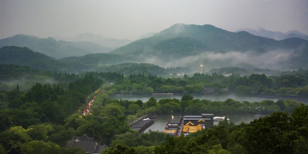 五一出游，景区果然不是拍照的地方。还有就是奉劝那些想着西湖细雨，纸伞漫步的人，等真下起雨来，烦还来不及呢……