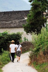 不过是想和你牵手，走过小城小巷