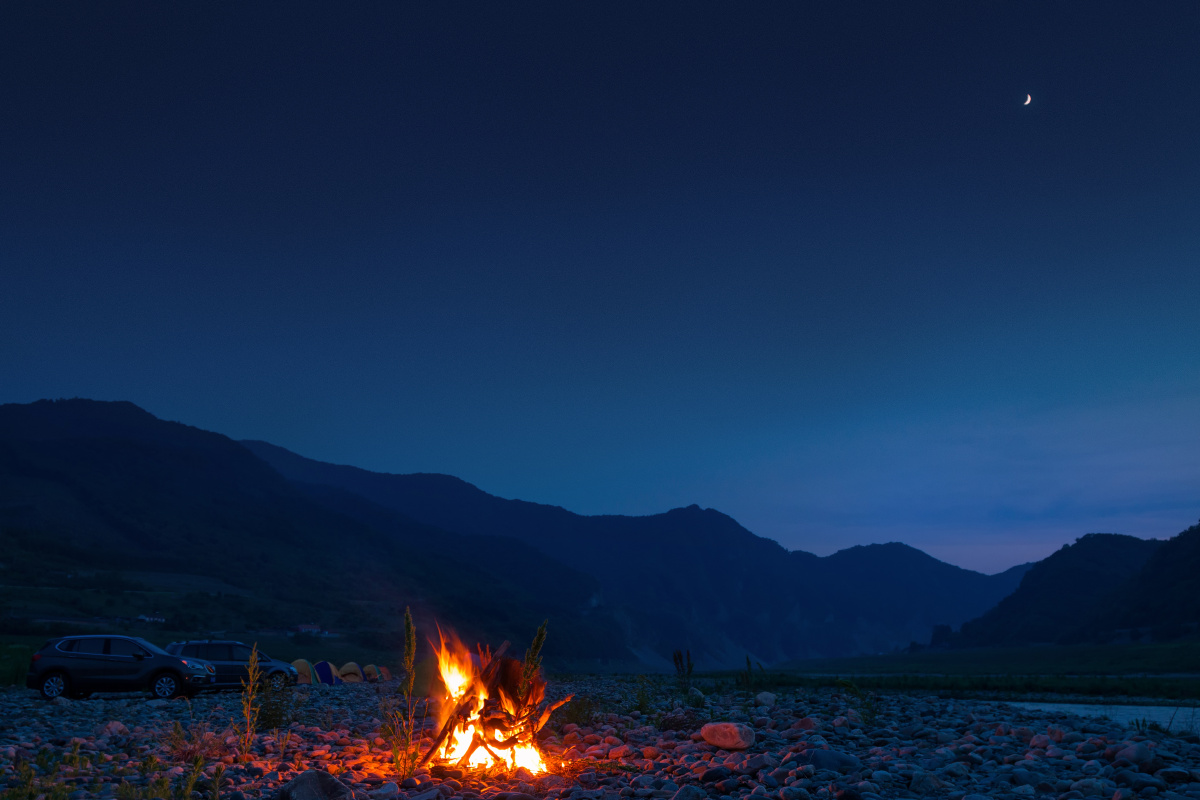 山谷里的篝火