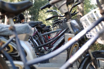 清华大学内的自行车摆着真整齐！！！