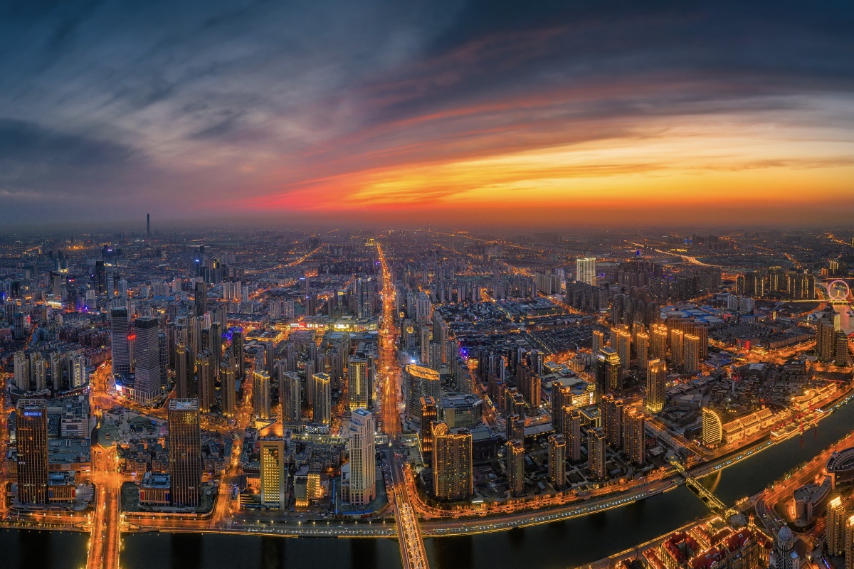 华灯初上的城市与漫天的火烧云交相辉映呈现一片繁华景象