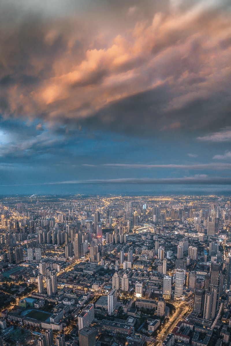 城市上空的积雨云